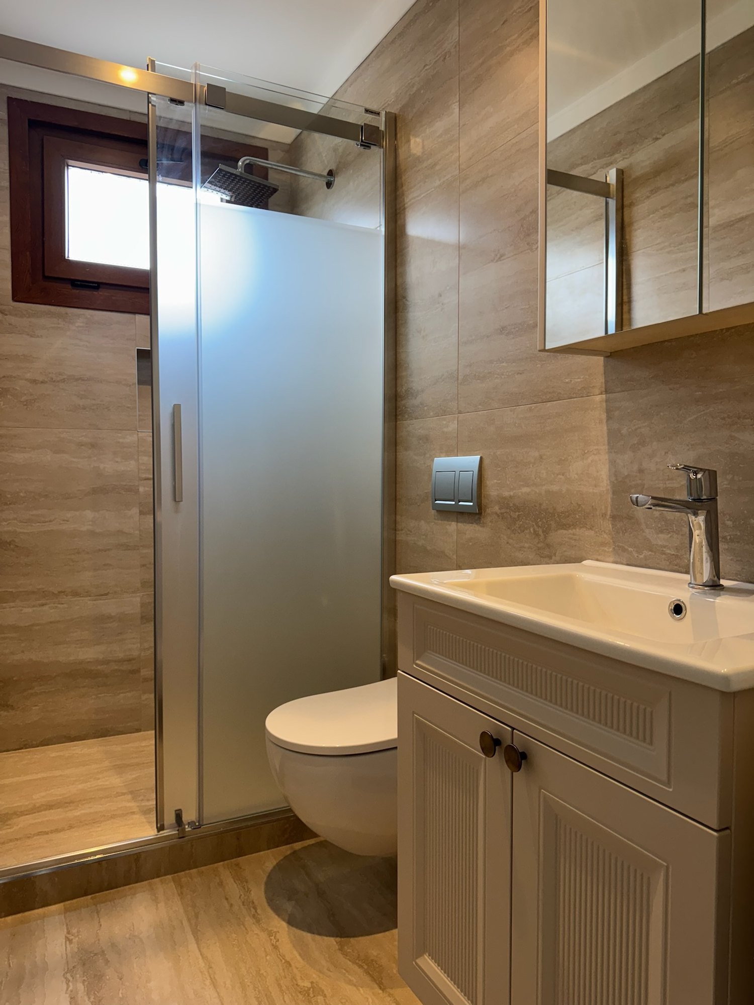 Traverten banyo, fitilli lavabo dolabı